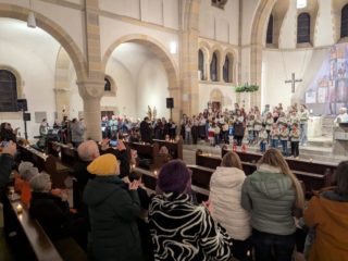 Friedenslicht Aus Bethlehem 2025 🕯️

Wie jedes Jahr am 3. Advent versendeten wir das Friedenslicht auch in unserer Kirche.
Das diesjährige Motto lautet #einfunkemut im Zeichen der Verbundenheit

🕊️ ein Leben in Frieden
❤️ kleine Gesten machen den Unterschied
🕯️ eine Flamme für die Demokratie
🫱🏼‍🫲🏽 gezeigte Zivilcourage
🔮 ein Versprechen für die Zukunft
💫 ein Leuchten in der Dunkelheit

#friedeseimiteuch #friedenslicht #heidelberg #pfadfinder