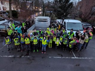 Christbaumaktion 2026 🌲🛻

Wie jedes Jahr sammelten wir am Samstag die ausgedienten Christbäume in Heidelberg Kirchheim ein. Von der Biberstufe (ab 4 Jahren) bis zu den Leitenden haben alle aus dem Stamm mitgeholfen. 💪🏼

Trotz der Kälte, dem anfänglichen Regen und später dann Schneeregen ließen wir uns unsere gute Laune nicht verderben! ❄️

Wir danken allen Kirchheimer Bürgerinnen und Bürgern für die großzügigen Spenden. Die werden wir das Jahr über für tolle Aktionen und Gruppenstundenmaterial zum Beispiel fürs Basteln, Backen und Kochen verwenden. 

Ein großes Dankeschön geht auch an alle Kirchheimer Geschäfte, bei denen wir unsere Banderolen auslegen durften und gegen eine kleine Spende erworben werden konnten. Ohne die LKWs wäre die Aktion nicht umsetzbar, daher auch ein großes Dankeschön an die Kolodziej Gartengestaltung @gartengestaltung.kolodziej 

Banderolen Geschäfte: 
Salon Keibs @salon.keibs 
Friseur Bolz @friseur_karin_bolz 
Die Beckerei @susankai.diebeckerei 
Metzgerei Gießer @metzgerei_gieser 
Blütentraum @bluetentraum.heidelberg 
Pfisterer @obstbaupfisterer 
Zentralapotheke

#CBA #christbaumaktion #pfadfinder #dpsg